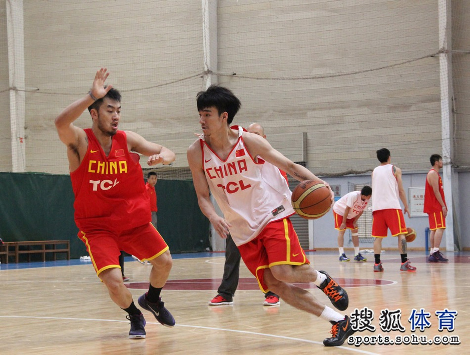 青海男篮在激烈对抗中获胜，成功晋级下一轮